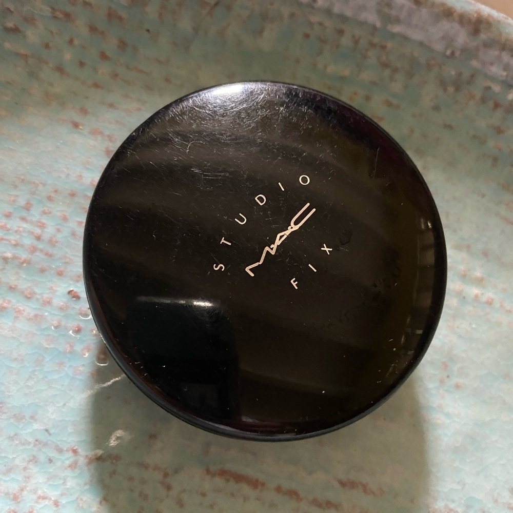 MAC Studio Fix powder   N 4   90’s OG